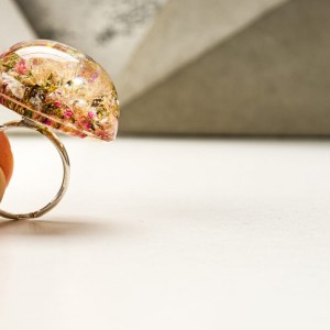 Pierścionek srebrny z prawdziwymi kwiatami i dmuchawcem.