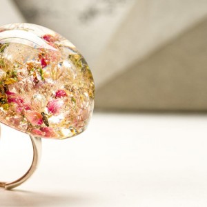 Pierścionek srebrny z prawdziwymi kwiatami i dmuchawcem.