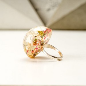 Pierścionek srebrny z prawdziwymi kwiatami i dmuchawcem.