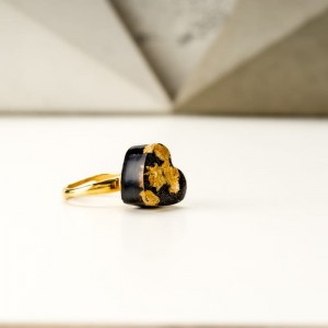Złoty pierścionek artystyczny z czarnym serduszkiem