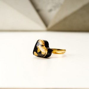 Złoty pierścionek z czarnym serduszkiem