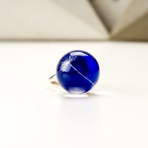 Pierścionek z granatowym oczkiem z prawdziwym dmuchawcem z żywicy jubilerskiej
