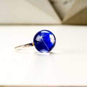 Pierścionek z granatowym oczkiem z prawdziwym dmuchawcem z żywicy jubilerskiej
