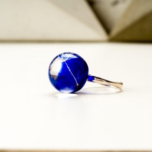 Pierścionek z granatowym oczkiem z prawdziwym dmuchawcem z żywicy jubilerskiej