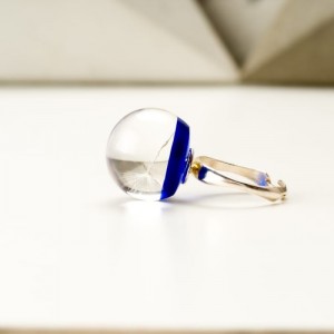 Pierścionek z granatowym oczkiem z prawdziwym dmuchawcem z żywicy jubilerskiej