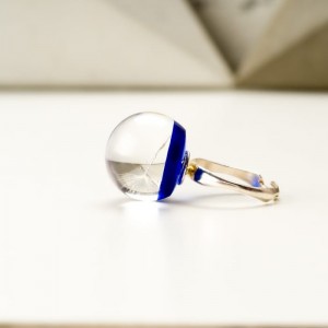 Pierścionek z granatowym oczkiem z prawdziwym dmuchawcem z żywicy jubilerskiej