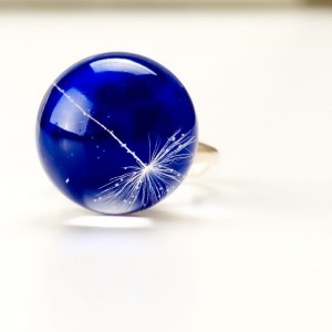 Pierścionek z granatowym oczkiem z prawdziwym dmuchawcem z żywicy jubilerskiej
