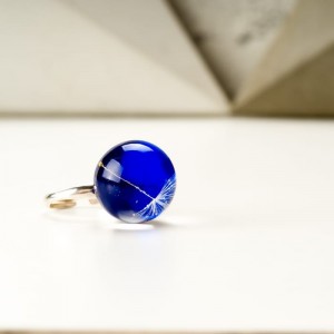 Pierścionek z granatowym oczkiem z prawdziwym dmuchawcem z żywicy jubilerskiej
