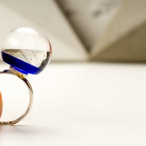 Pierścionek z granatowym oczkiem z prawdziwym dmuchawcem z żywicy jubilerskiej