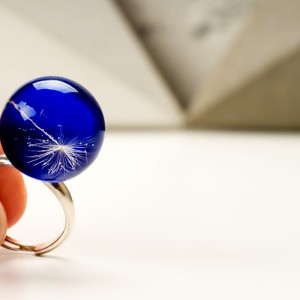 Pierścionek z granatowym oczkiem z prawdziwym dmuchawcem z żywicy jubilerskiej