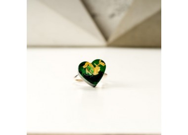 Zielony pierścionek z sercem z żywicy jubilerskiej ze złotymi płatkami 1
