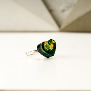 Zielony pierścionek z sercem z żywicy jubilerskiej ze złotymi płatkami