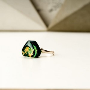 Zielony pierścionek z sercem z żywicy jubilerskiej ze złotymi płatkami