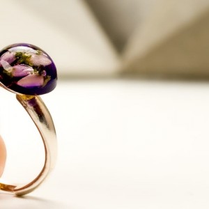 Minimalistyczny pierścionek regulowany z prawdziwymi różowymi wrzosami.