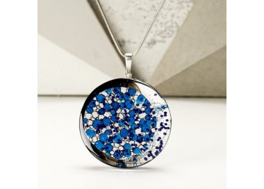Biżuteria srebrna, naszyjnik z niebieskimi kołami w grafice.