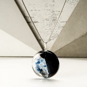 Naszyjnik do niebieskiej sukienki z grafika.