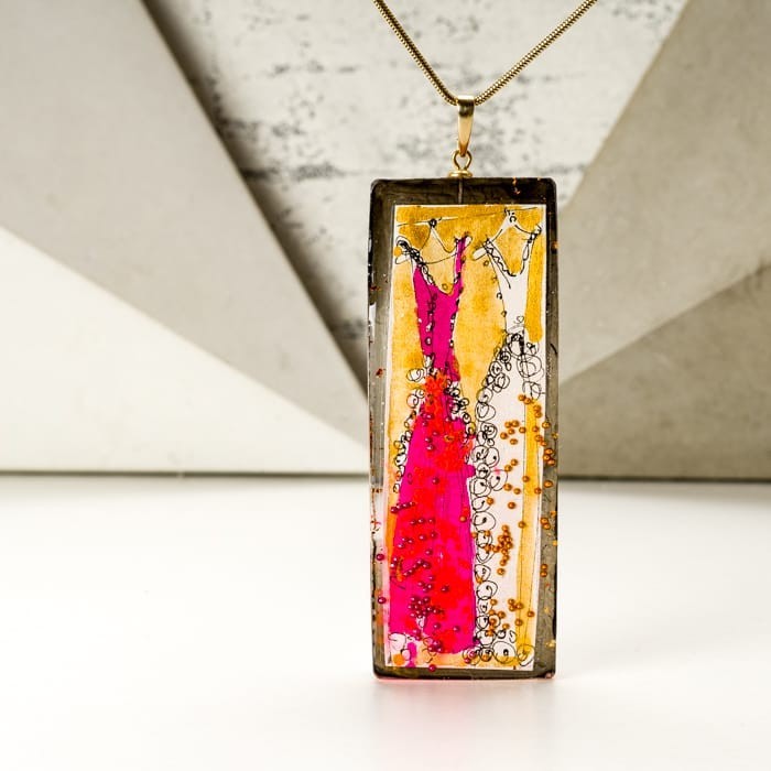 Elegancki naszyjnik ręcznie malowany ze złoto różową zawieszką