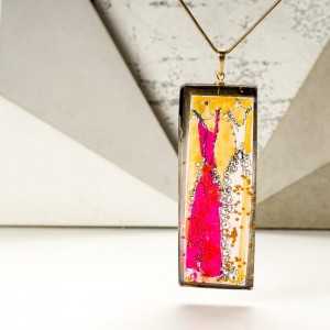 Elegancki naszyjnik ręcznie malowany ze złoto różową zawieszką