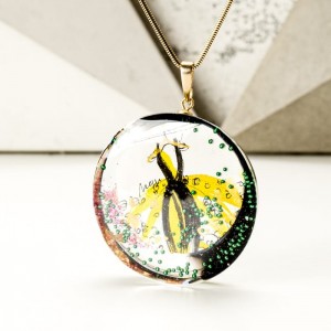 Naszyjnik artystyczny, zielona sukienka.