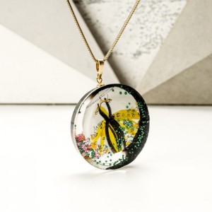 Naszyjnik artystyczny, zielona sukienka.