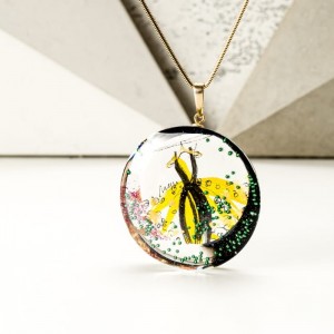 Naszyjnik artystyczny, zielona sukienka.