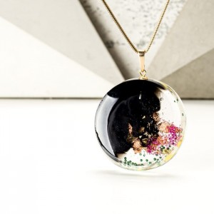 Naszyjnik artystyczny, zielona sukienka.