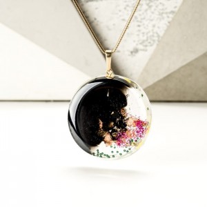 Naszyjnik artystyczny, zielona sukienka.