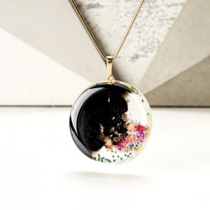 Naszyjnik artystyczny, zielona sukienka.