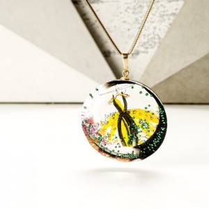 Naszyjnik artystyczny, zielona sukienka.