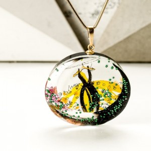 Naszyjnik artystyczny, zielona sukienka.