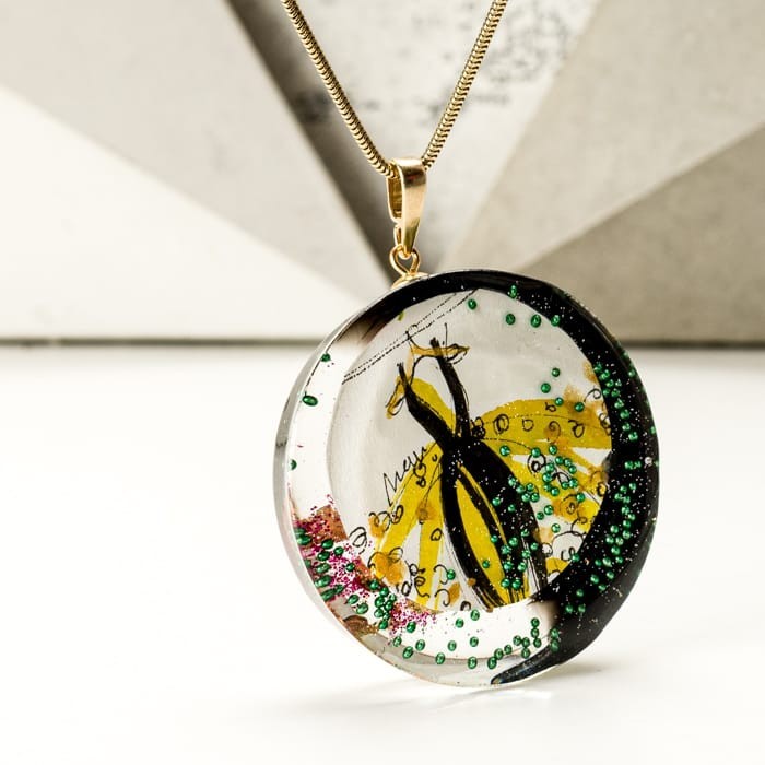 Naszyjnik artystyczny, zielona sukienka.