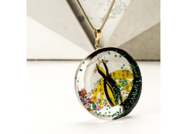 Naszyjnik artystyczny, zielona sukienka.