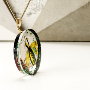 Naszyjnik artystyczny, zielona sukienka.