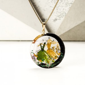 Naszyjnik z inicjałami na prezent ręcznie malowany, artystyczny pozłacany zielono złoty