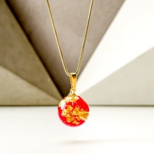 Czerwone korale naszyjnik z płatkiem czerwonej róży i złota