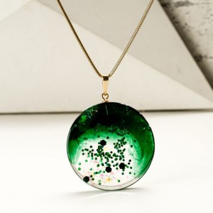 Naszyjnik złoty z zieloną zawieszką