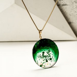 Naszyjnik złoty z zieloną zawieszką