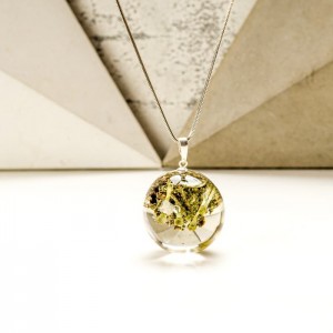 Biżuteria srebrna damska inspirowana lasem z roślinami.