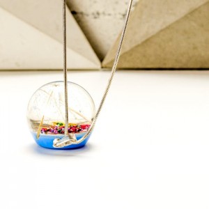 Długi naszyjnik do sukienki z dmuchawcem.