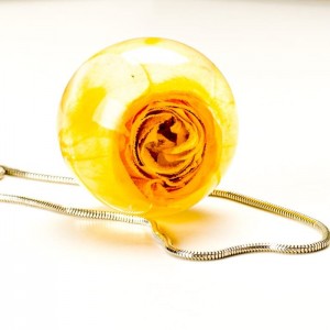 Naszyjniki srebrne z żółtą różą. Kwiat prawdziwej róży.