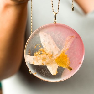 Naszyjnik artystyczny z prawdziwymi kwiatami okrągła duża różowa złotym łańcuszku, naszyjnik z żywicy żółto złota zawieszka 2