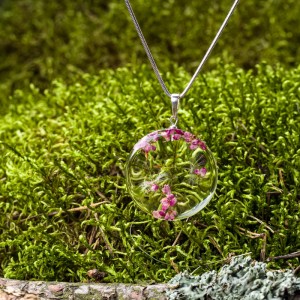 Naszyjnik z dmuchawcem i wrzoścem oprawionym w srebro.