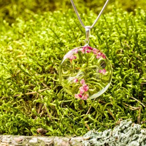 Naszyjnik z dmuchawcem i wrzoścem oprawionym w srebro.