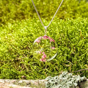 Naszyjnik z dmuchawcem i wrzoścem oprawionym w srebro.