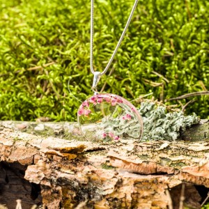 Naszyjnik z dmuchawcem i wrzoścem oprawionym w srebro.