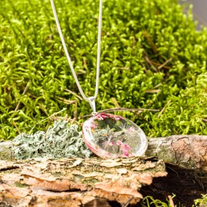 Naszyjnik z dmuchawcem i wrzoścem oprawionym w srebro.