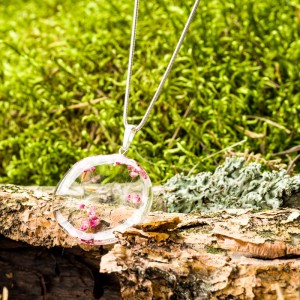 Naszyjnik z dmuchawcem i wrzoścem oprawionym w srebro.