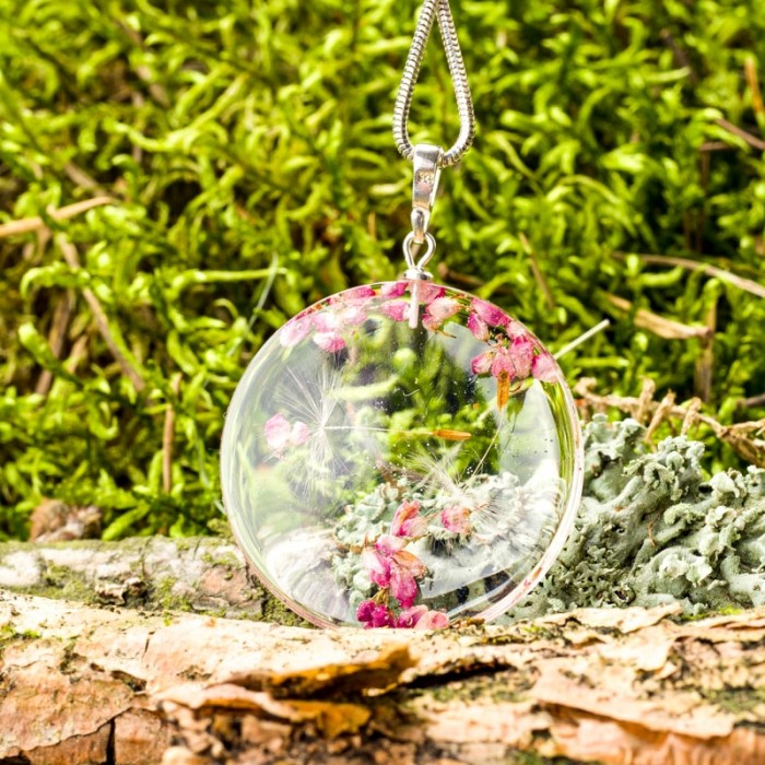 Naszyjnik z dmuchawcem i wrzoścem oprawionym w srebro.