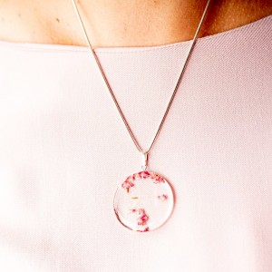 Naszyjnik z dmuchawcem i wrzoścem oprawionym w srebro.