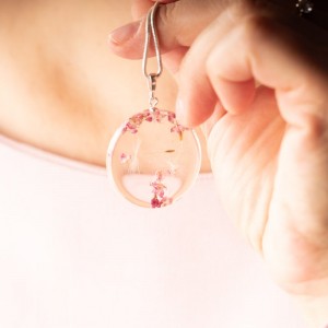 Naszyjnik z dmuchawcem i wrzoścem oprawionym w srebro.